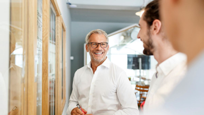 Business-Männer in weißen Hemden lachen im Büro