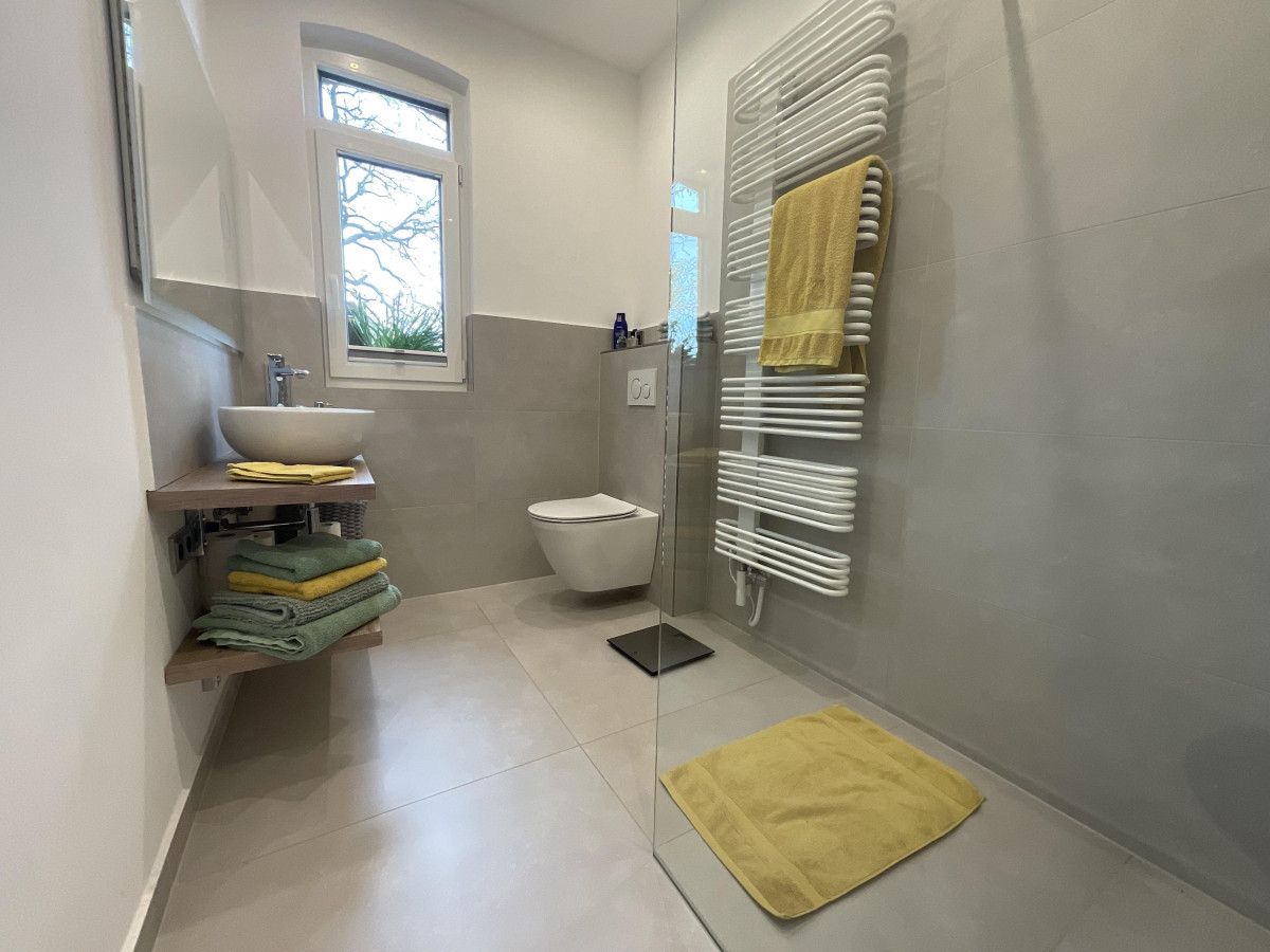 Wohnhaus - EG - Badezimmer Badezimmer mit ebenerdiger Dusch