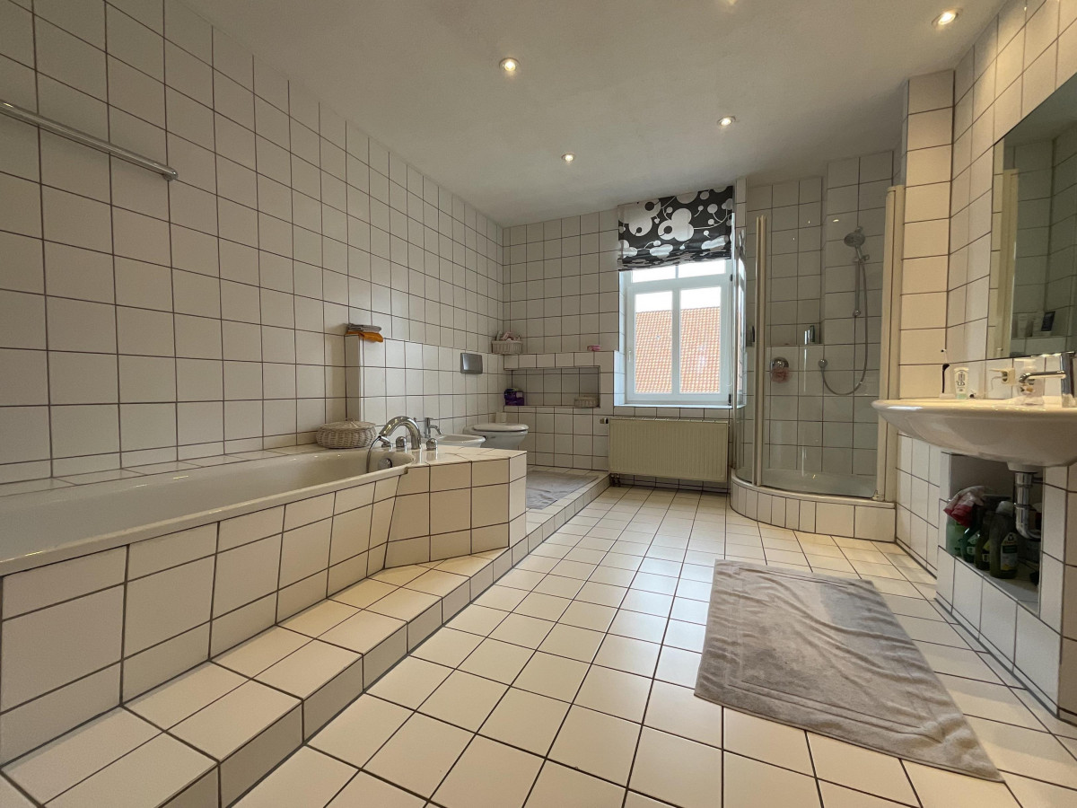 Wohnhaus - OG - Badezimmer (Badewanne+Dusche)